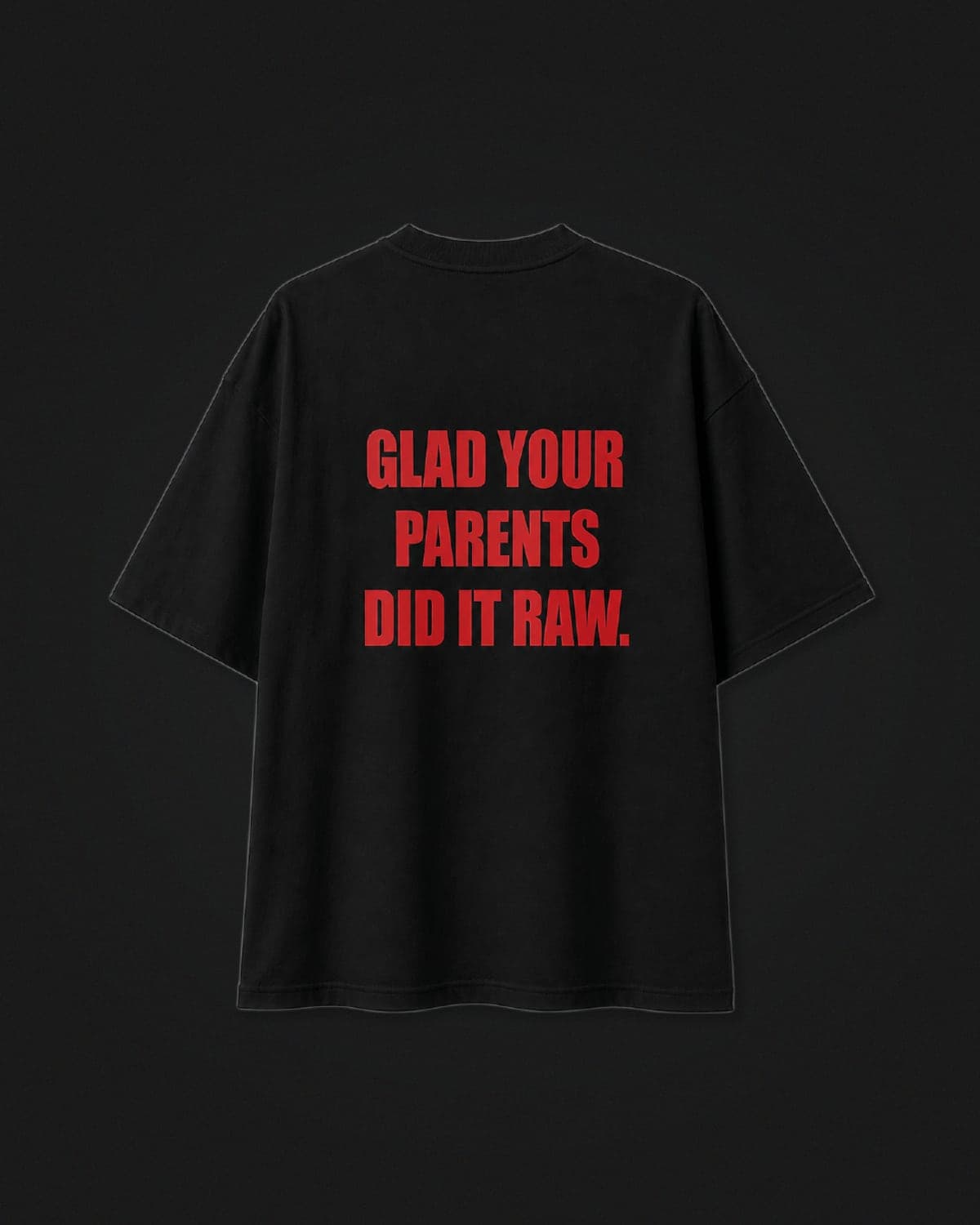 GLAD YOUR PARENTS DID IT RAW, Polo Negro, foto de estudio sobre fondo neutro